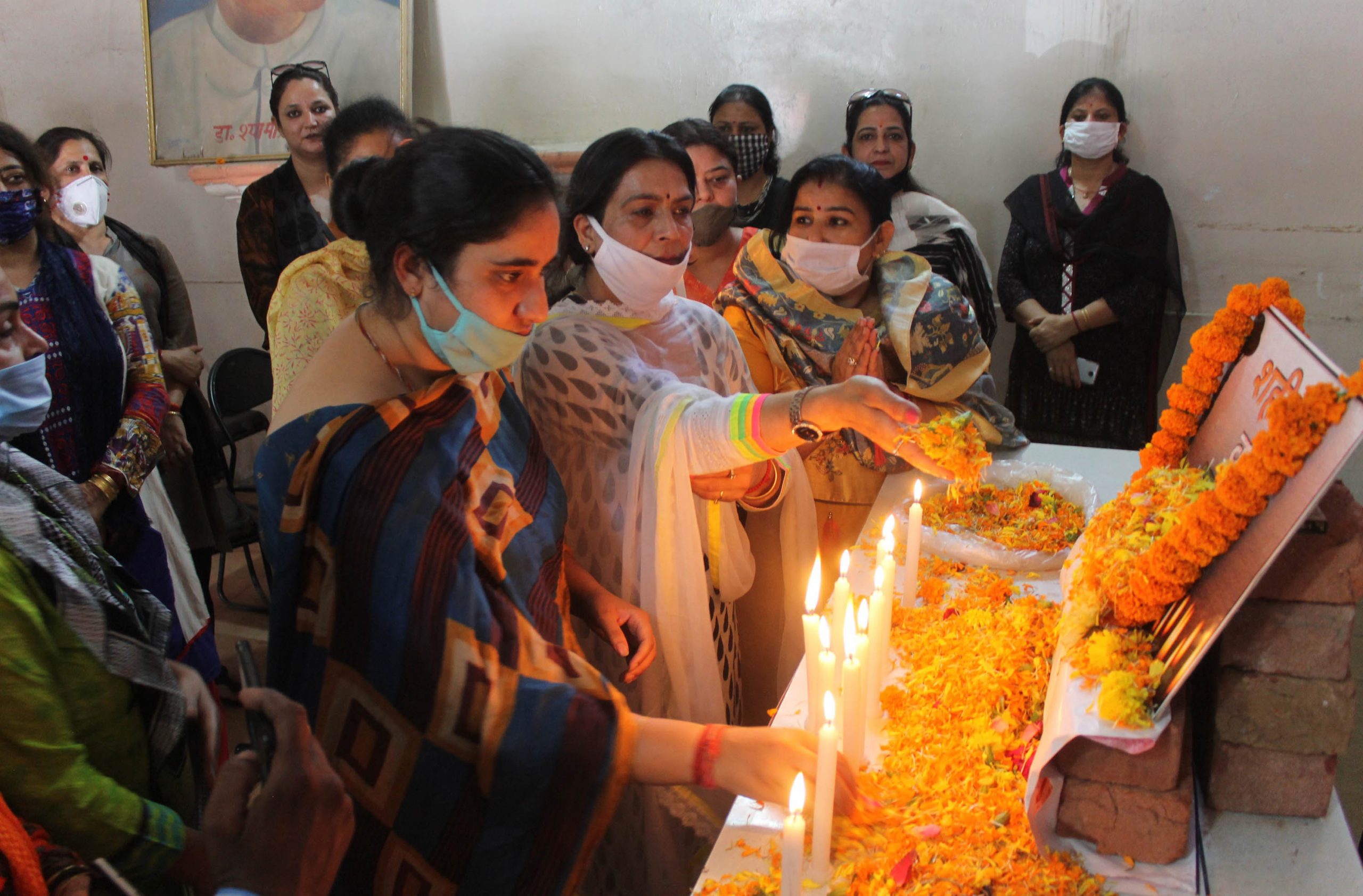 Women paying tribute to Ladakh Martyrs in Jammu