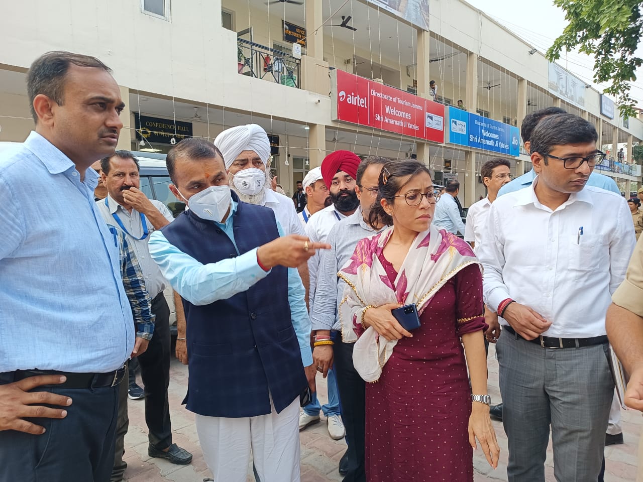 Nitishwar Kumar inspects arrangements at Yatri Niwas, Railway station