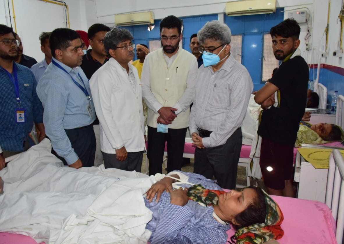 Chief Secretary visits GMC, enquires about health of Akhnoor bus accident victims.