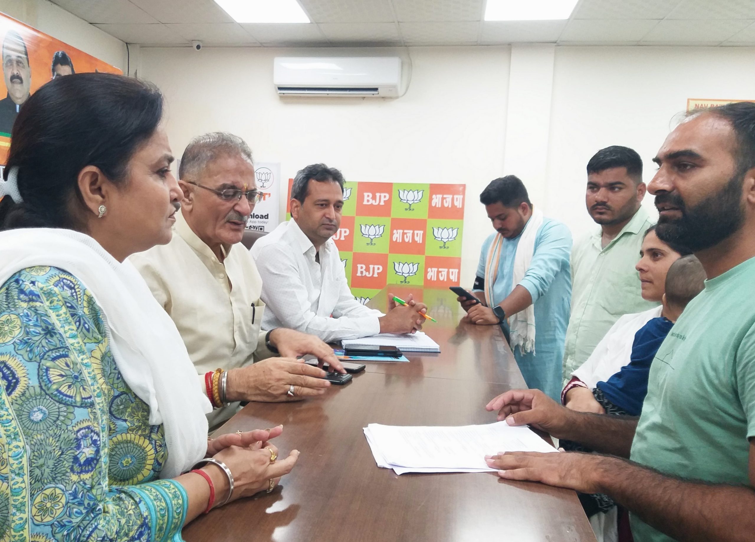 Kavinder Gupta, Priya Sethi listen public grievances.