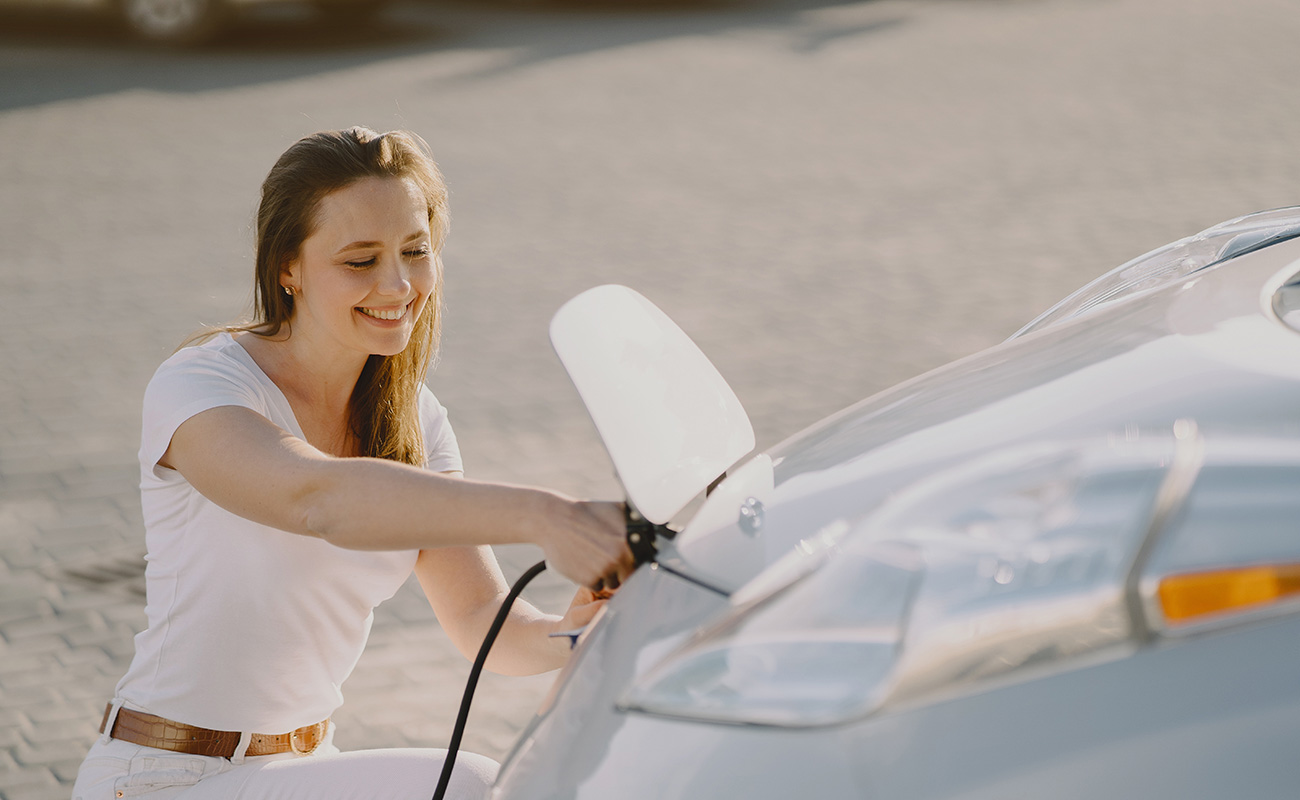 7woman charging electro car electric gas station 2